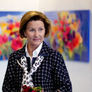 The Queen among the works of Grete Marit Mørk, exhibited at Rogne Elementary School (Photo: Kyrre Lien / Scanpix)